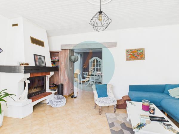 Saint-Amand-en-Puisaye (58310) Jolie longère avec trois chambres, garage, dépendances sur jardin clos.