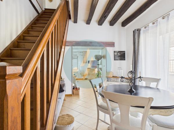 Saint-Amand-en-Puisaye (58310) Jolie longère avec trois chambres, garage, dépendances sur jardin clos.