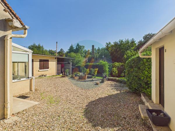 Saint-Amand-en-Puisaye (58310) Jolie longère avec trois chambres, garage, dépendances sur jardin clos.