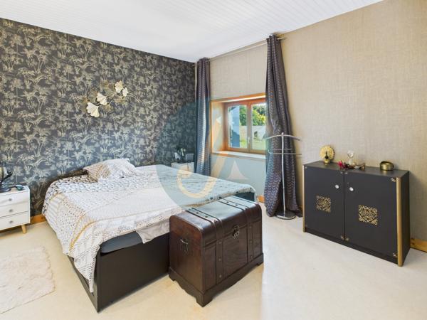 Saint-Amand-en-Puisaye (58310) Jolie longère avec trois chambres, garage, dépendances sur jardin clos.