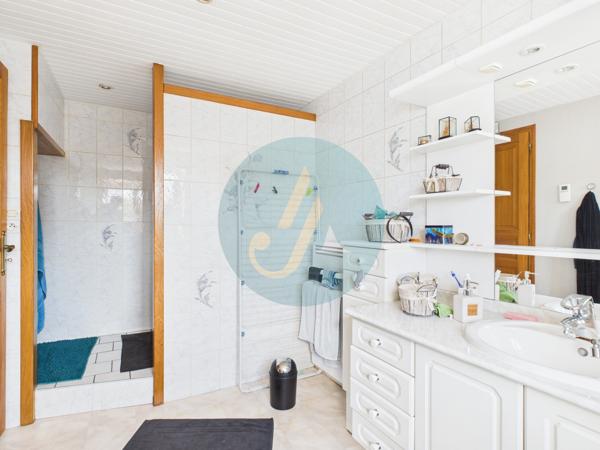 Saint-Amand-en-Puisaye (58310) Jolie longère avec trois chambres, garage, dépendances sur jardin clos.