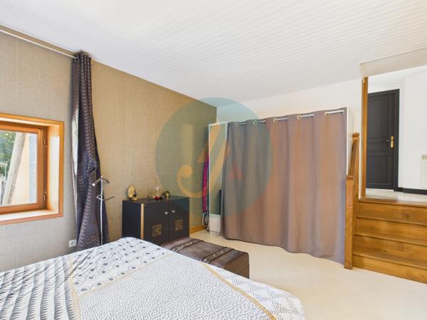 Saint-Amand-en-Puisaye (58310) Jolie longère avec trois chambres, garage, dépendances sur jardin clos.