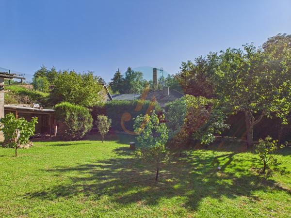 Saint-Amand-en-Puisaye (58310) Jolie longère avec trois chambres, garage, dépendances sur jardin clos.