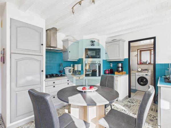 Saint-Amand-en-Puisaye (58310) Jolie longère avec trois chambres, garage, dépendances sur jardin clos.