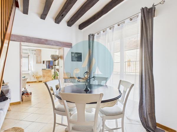 Saint-Amand-en-Puisaye (58310) Jolie longère avec trois chambres, garage, dépendances sur jardin clos.