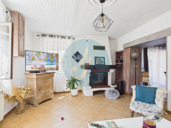 Saint-Amand-en-Puisaye (58310) Jolie longère avec trois chambres, garage, dépendances sur jardin clos.