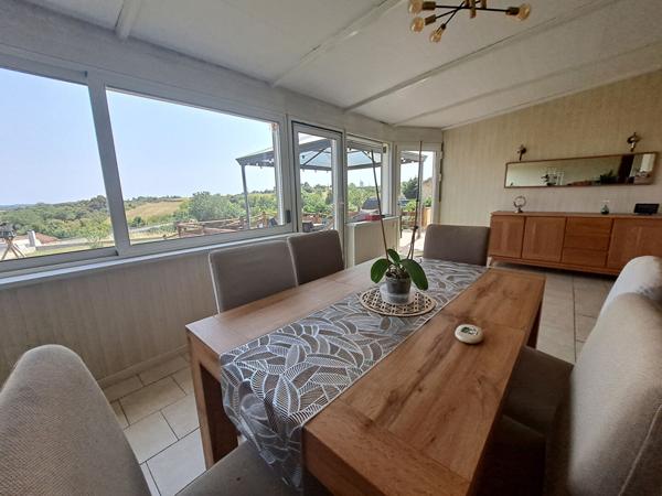 Maison 140 m² sur les hauteurs de Vix . 5 pièces, 3 chambres, garage, cave et dépendances. Piscine hors sol