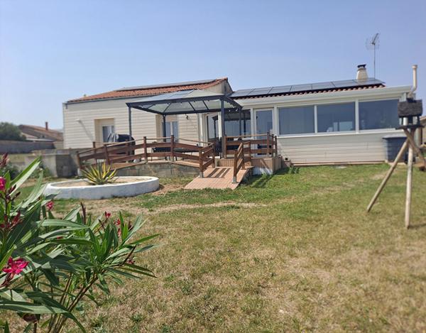 Maison 140 m² sur les hauteurs de Vix . 5 pièces, 3 chambres, garage, cave et dépendances. Piscine hors sol