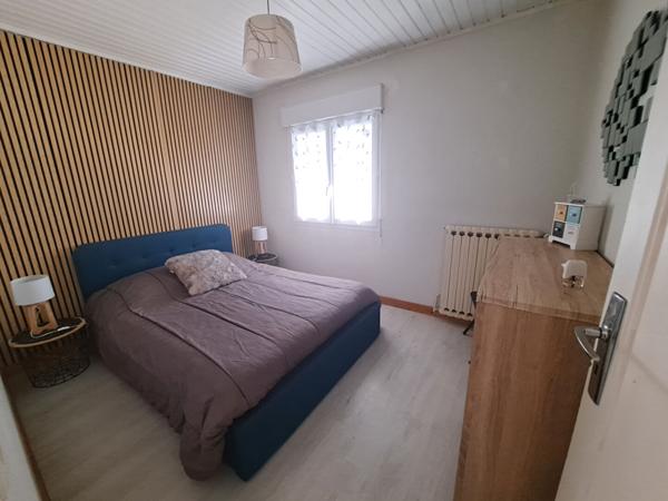 Maison 140 m² sur les hauteurs de Vix . 5 pièces, 3 chambres, garage, cave et dépendances. Piscine hors sol