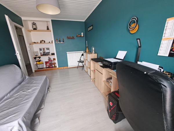 Maison 140 m² sur les hauteurs de Vix . 5 pièces, 3 chambres, garage, cave et dépendances. Piscine hors sol