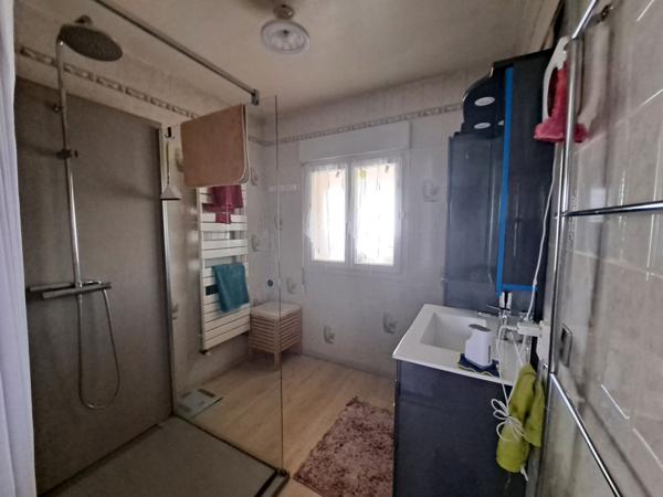 Maison 140 m² sur les hauteurs de Vix . 5 pièces, 3 chambres, garage, cave et dépendances. Piscine hors sol