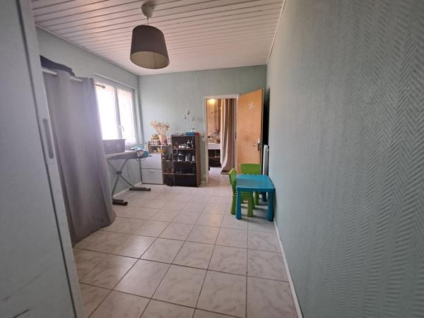 Maison 140 m² sur les hauteurs de Vix . 5 pièces, 3 chambres, garage, cave et dépendances. Piscine hors sol