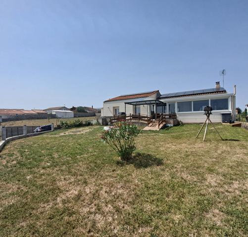 Maison 140 m² sur les hauteurs de Vix . 5 pièces, 3 chambres, garage, cave et dépendances. Piscine hors sol