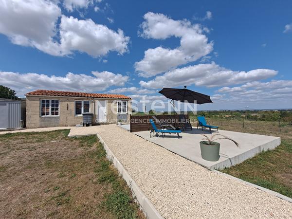 Maison 140 m² sur les hauteurs de Vix . 5 pièces, 3 chambres, garage, cave et dépendances. Piscine hors sol