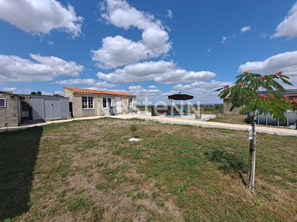 Maison 140 m² sur les hauteurs de Vix . 5 pièces, 3 chambres, garage, cave et dépendances. Piscine hors sol