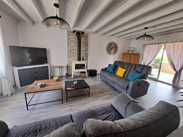 Maison 140 m² sur les hauteurs de Vix . 5 pièces, 3 chambres, garage, cave et dépendances. Piscine hors sol