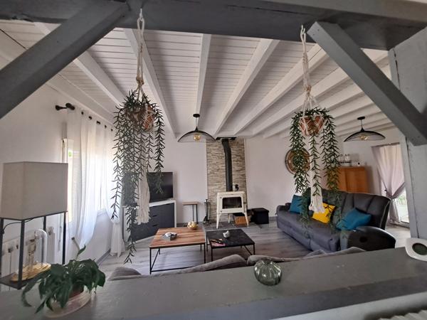 Maison 140 m² sur les hauteurs de Vix . 5 pièces, 3 chambres, garage, cave et dépendances. Piscine hors sol