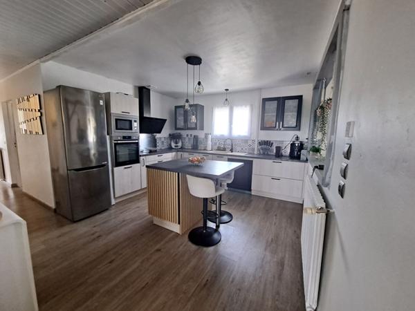 Maison 140 m² sur les hauteurs de Vix . 5 pièces, 3 chambres, garage, cave et dépendances. Piscine hors sol