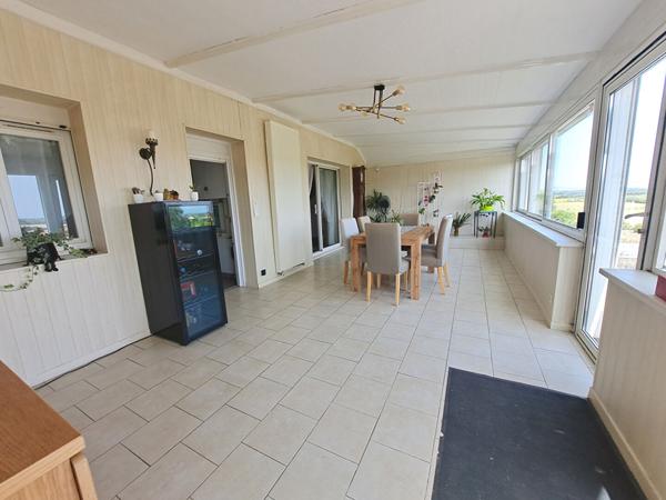 Maison 140 m² sur les hauteurs de Vix . 5 pièces, 3 chambres, garage, cave et dépendances. Piscine hors sol