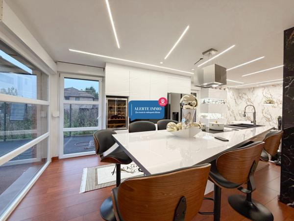 Maison cubique individuelle de 2021, de 183 m2 hab sur une parcelle d'environ 684 m2, 4 ch, jardin