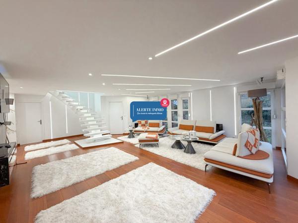 Maison cubique individuelle de 2021, de 183 m2 hab sur une parcelle d'environ 684 m2, 4 ch, jardin