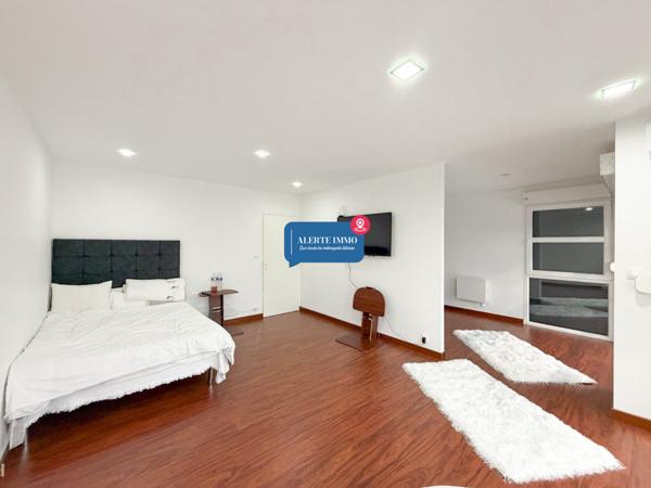 Maison cubique individuelle de 2021, de 183 m2 hab sur une parcelle d'environ 684 m2, 4 ch, jardin