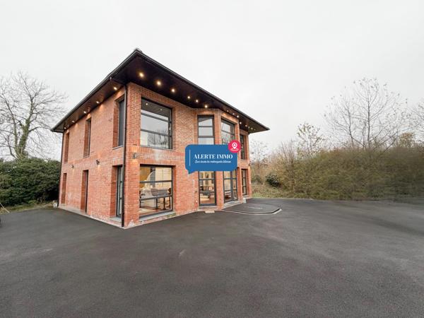 Maison cubique individuelle de 2021, de 183 m2 hab sur une parcelle d'environ 684 m2, 4 ch, jardin