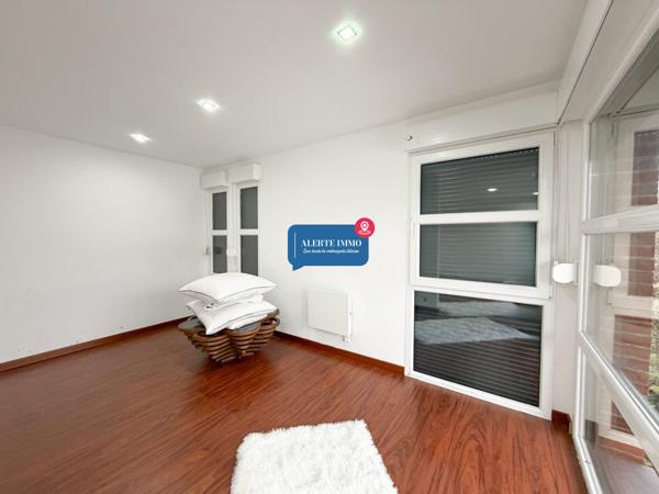 Maison cubique individuelle de 2021, de 183 m2 hab sur une parcelle d'environ 684 m2, 4 ch, jardin