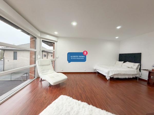 Maison cubique individuelle de 2021, de 183 m2 hab sur une parcelle d'environ 684 m2, 4 ch, jardin