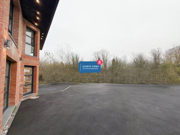 Maison cubique individuelle de 2021, de 183 m2 hab sur une parcelle d'environ 684 m2, 4 ch, jardin