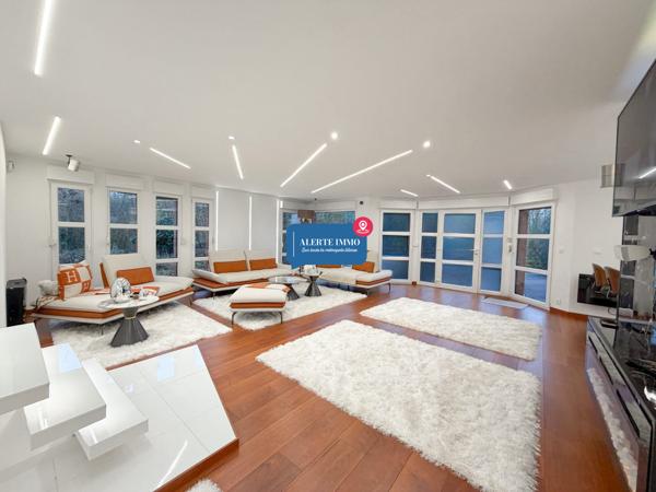 Maison cubique individuelle de 2021, de 183 m2 hab sur une parcelle d'environ 684 m2, 4 ch, jardin
