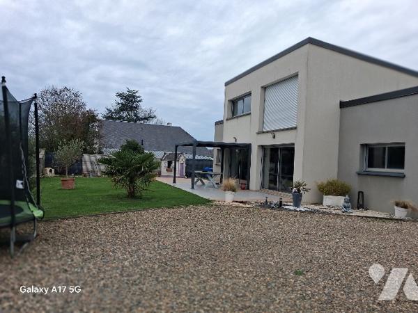 une maison d'habitation dans le bourg de Bréhal - 4 chambres - Un garage et une pergola.