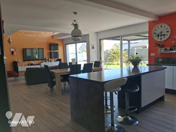 une maison d'habitation dans le bourg de Bréhal - 4 chambres - Un garage et une pergola.