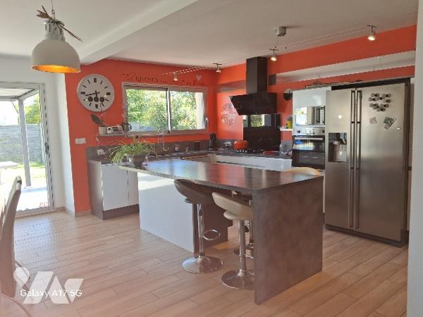 une maison d'habitation dans le bourg de Bréhal - 4 chambres - Un garage et une pergola.