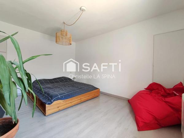 Maison de village rénovée avec stationnements privés