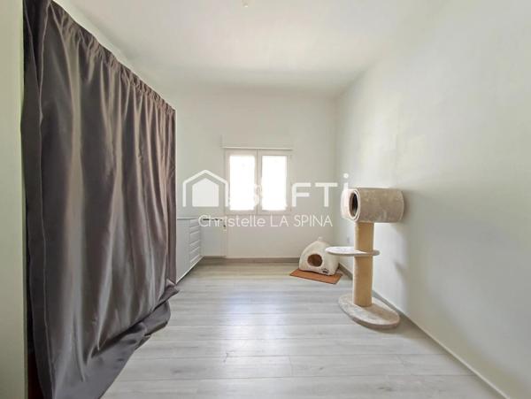 Maison de village rénovée avec stationnements privés