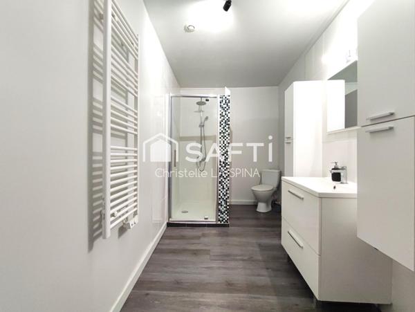 Maison de village rénovée avec stationnements privés