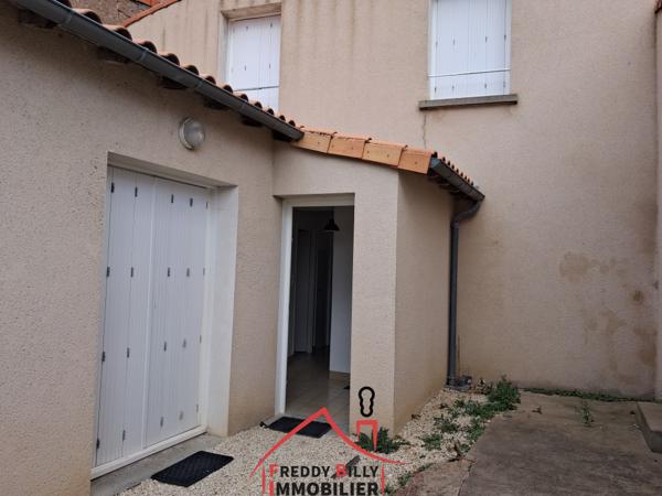 Ensemble immobilier de 2 maisons de 3 chambres chacune + 2 garages