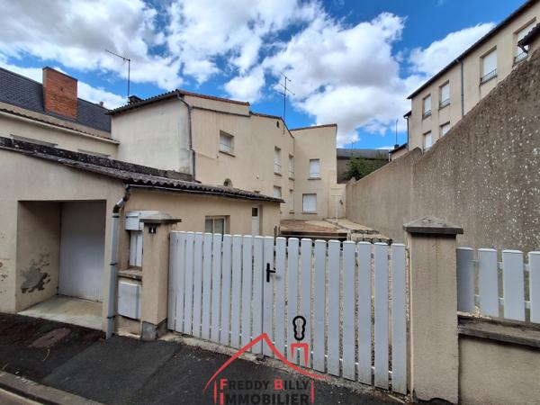Ensemble immobilier de 2 maisons de 3 chambres chacune + 2 garages