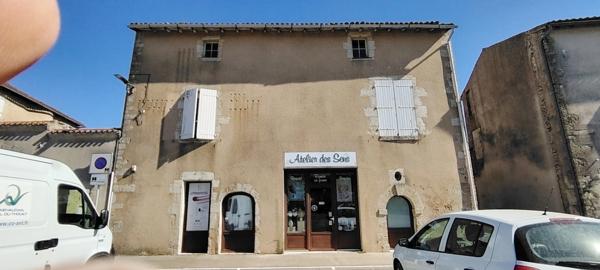 local commercial avec appartement à vendre AIRVAULT (79)
