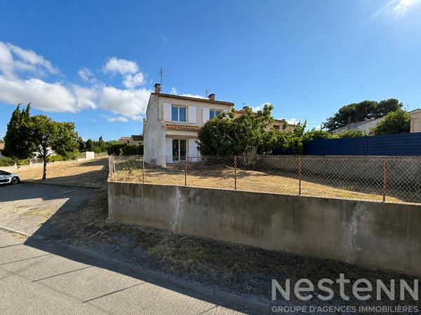 CARCASSONNE Maison trois faces entièrement rénovée avec garage terrasse et trois chambres proche commodités