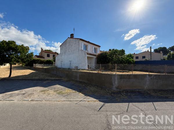 CARCASSONNE Maison trois faces entièrement rénovée avec garage terrasse et trois chambres proche commodités