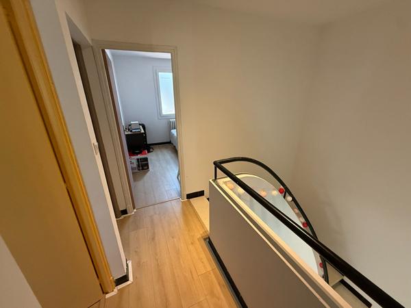 CARCASSONNE Maison trois faces entièrement rénovée avec garage terrasse et trois chambres proche commodités