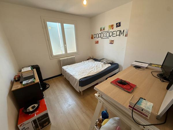 CARCASSONNE Maison trois faces entièrement rénovée avec garage terrasse et trois chambres proche commodités