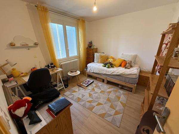 CARCASSONNE Maison trois faces entièrement rénovée avec garage terrasse et trois chambres proche commodités