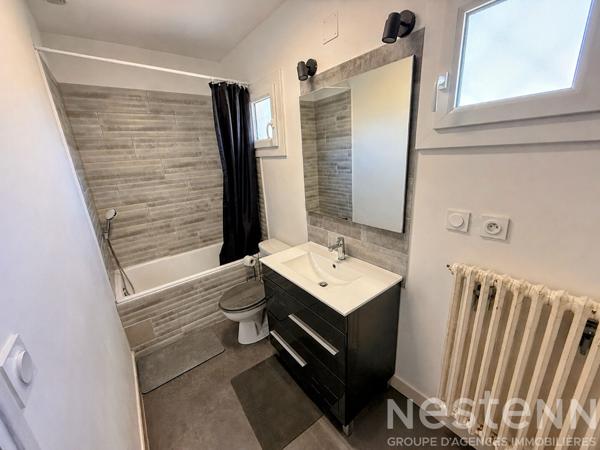 CARCASSONNE Maison trois faces entièrement rénovée avec garage terrasse et trois chambres proche commodités