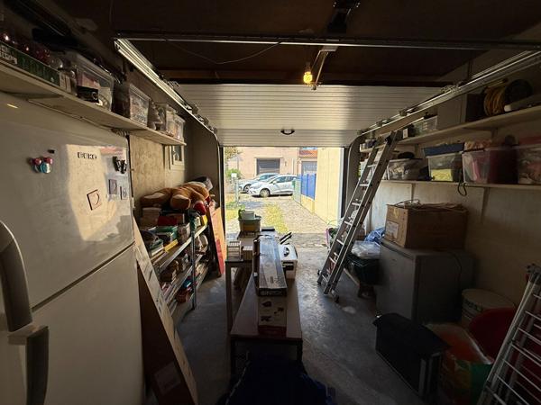 CARCASSONNE Maison trois faces entièrement rénovée avec garage terrasse et trois chambres proche commodités