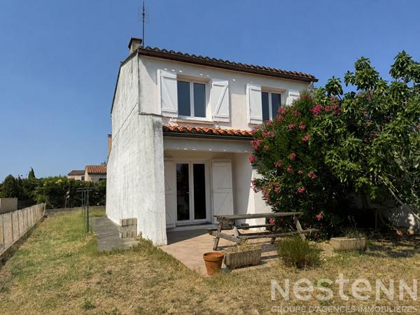 CARCASSONNE Maison trois faces entièrement rénovée avec garage terrasse et trois chambres proche commodités