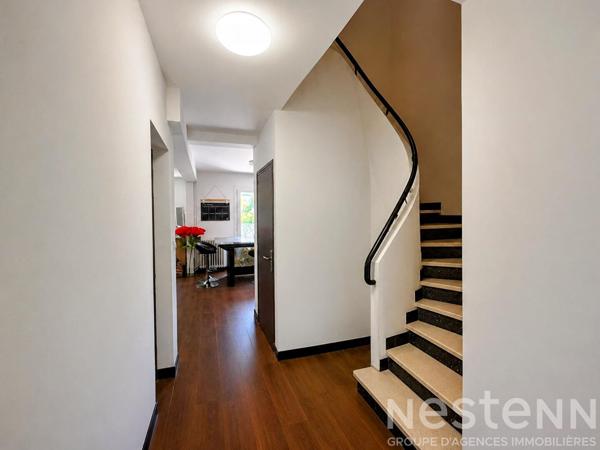 CARCASSONNE Maison trois faces entièrement rénovée avec garage terrasse et trois chambres proche commodités