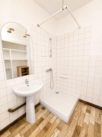 APPARTEMENT T3 de 73 m2, PROCHE BOURG, PLAGES ET LORIENT - STATIONNEMENT EXISTANT DANS LA COUR
